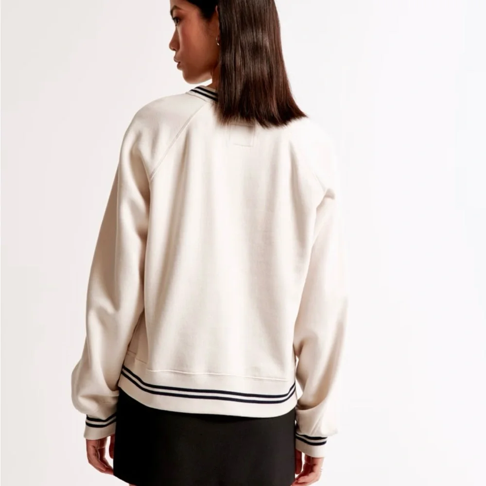 Abercrombie & Fitch Essential Raglan Classic Sunday Crew - Picture 4 of 9